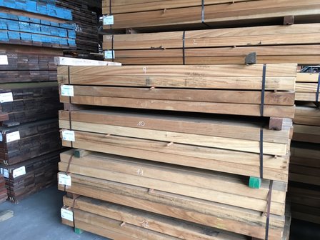 Hardhouten palen, Wood and Stones Hét adres voor tuinhout - Specialist in hout, en antieke bouwmaterialen